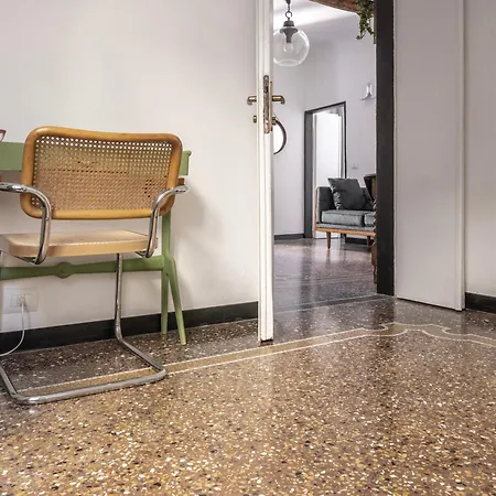 Designer In The Center Of Apartment *